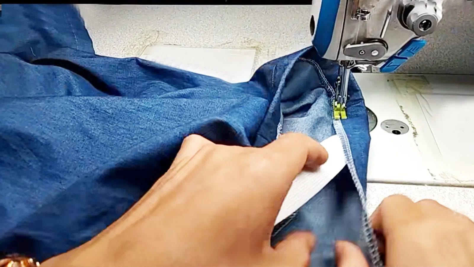 How to Sew Elastic on Fabric