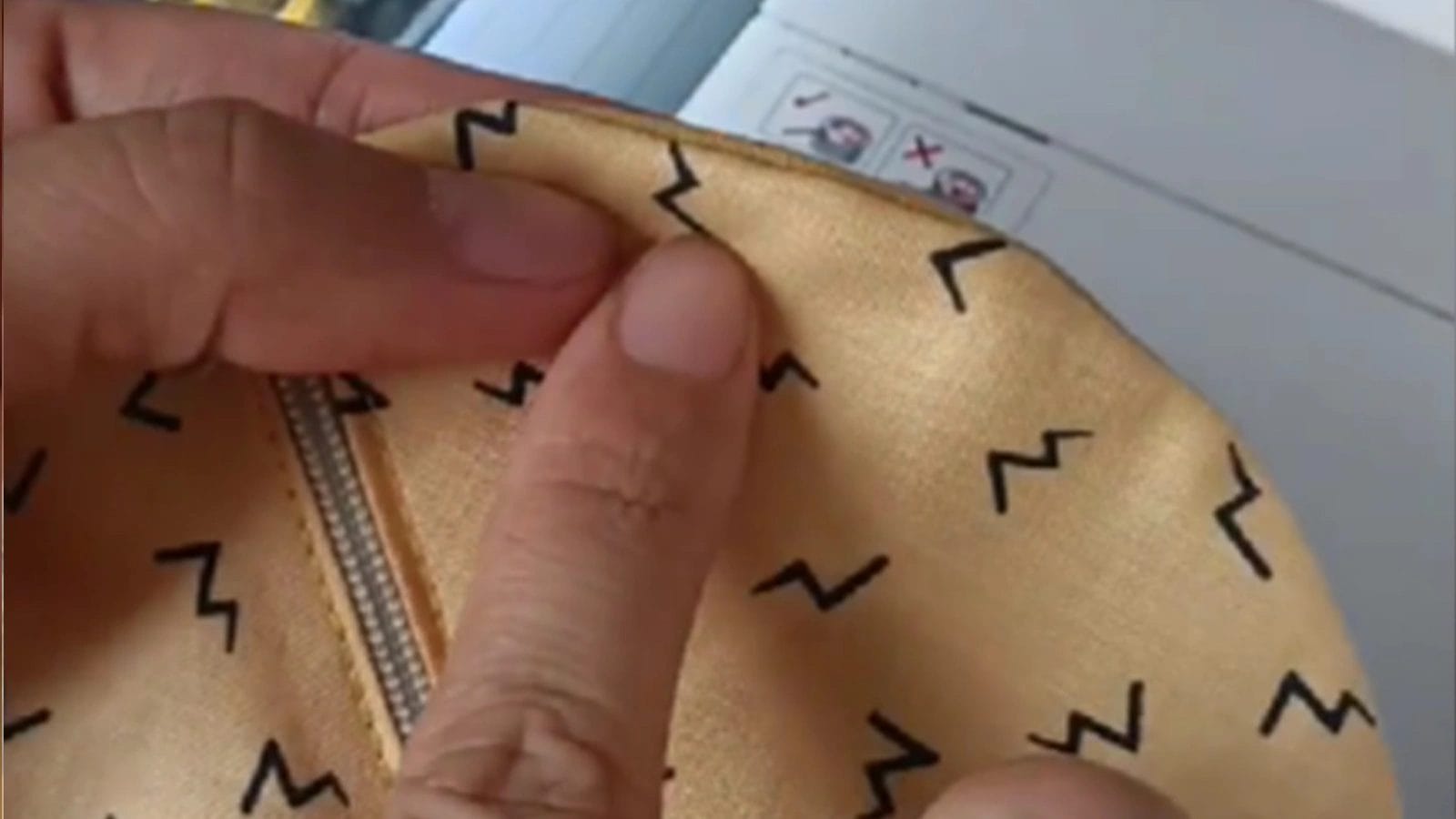 turn over the mini bag and topstitch the mini bag edge with the 1 mm seam allowance
